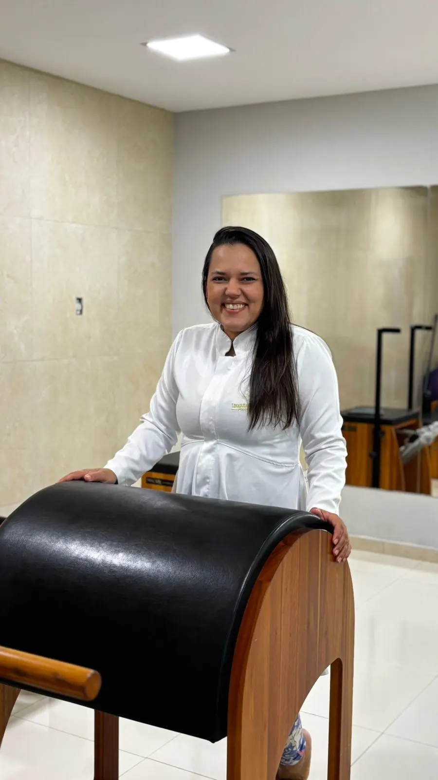Fisioterapeuta com o aparelho Barrel no studio