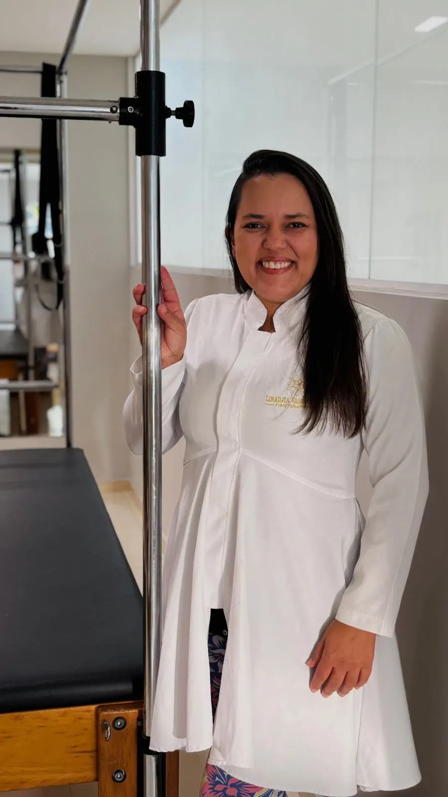 Studio de Pilates com aparelhos e iluminação natural